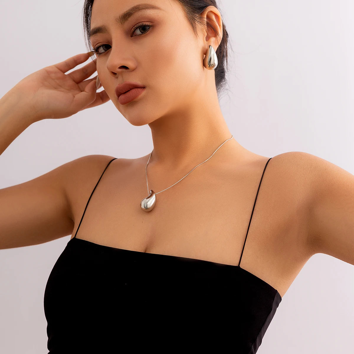 2Pcs Exquisite Snake Chain Beans Pea Pendant Choker Necklace Stud Earrings for Women Vintage Glossy Tear Aesthetic Jewelry Set